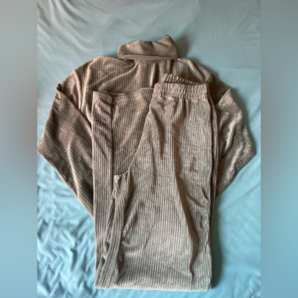 Ribbed Lounge Set - image 2